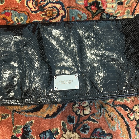 Nine West clutch Patened leather excellent condition practically brand new - Picture 2 of 3